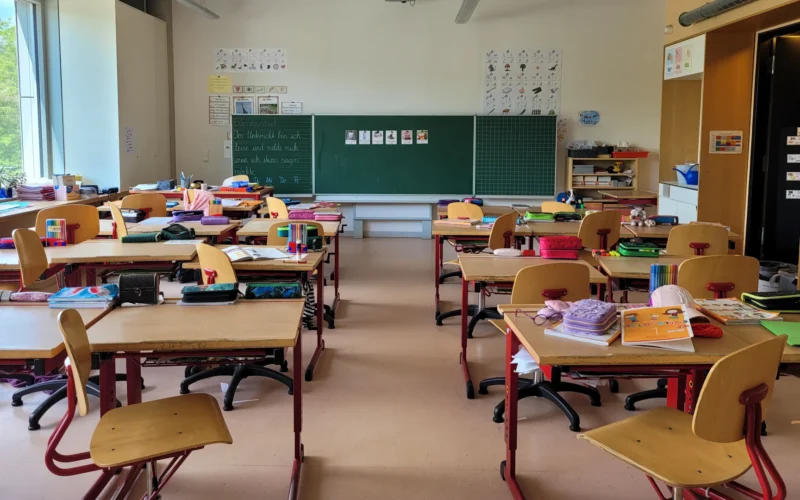 A classroom filled with lots of desks and chairs