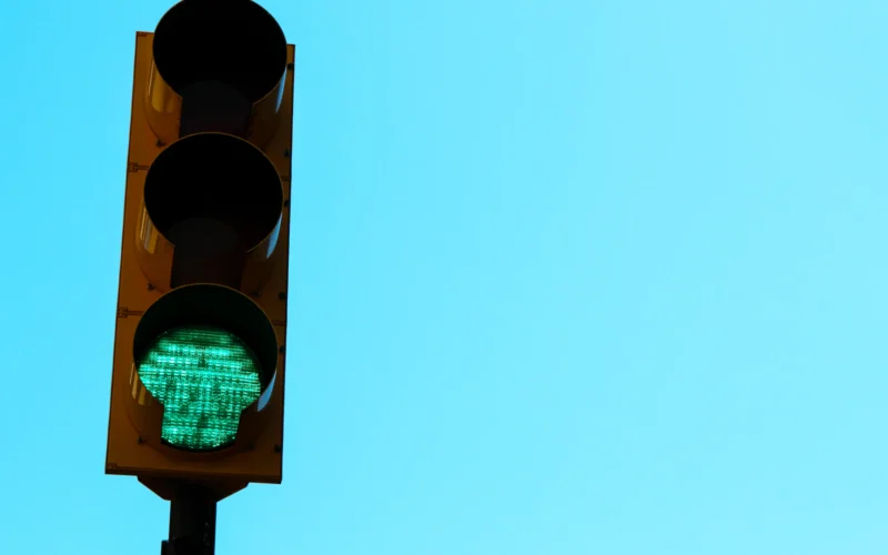 A traffic light with a green light on it